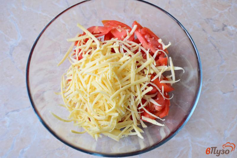 Фото приготовление рецепта: Салат из помидоров с сыром шаг №2
