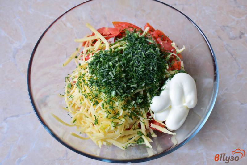 Фото приготовление рецепта: Салат из помидоров с сыром шаг №3
