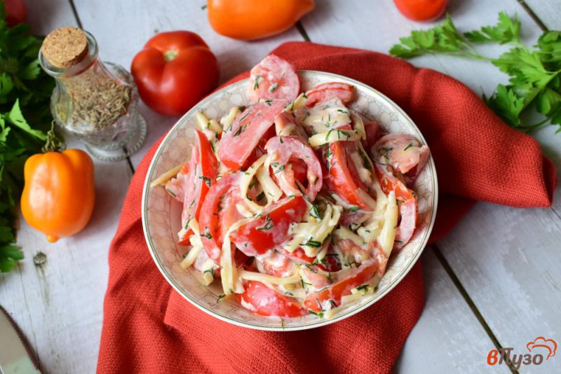 Фото приготовление рецепта: Салат из помидоров с сыром шаг №4