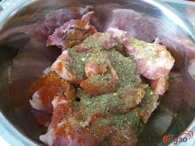 Фото приготовление рецепта: Запеченная свинина с молодым картофелем в пакете шаг №2