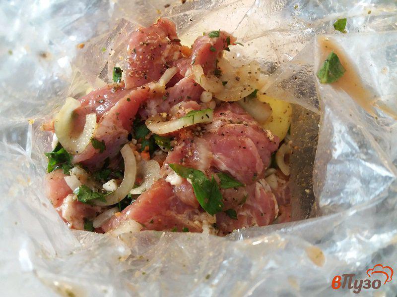 Фото приготовление рецепта: Запеченная свинина с молодым картофелем в пакете шаг №9