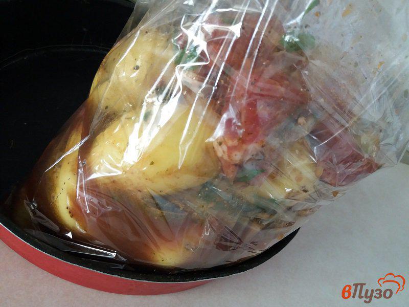 Фото приготовление рецепта: Запеченная свинина с молодым картофелем в пакете шаг №10