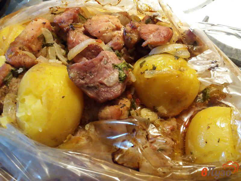 Фото приготовление рецепта: Запеченная свинина с молодым картофелем в пакете шаг №11
