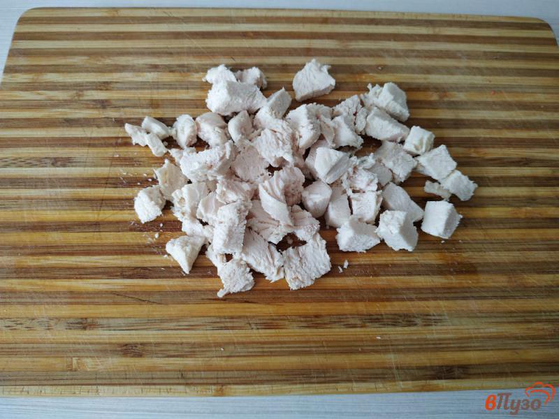Фото приготовление рецепта: Салат из крабовых палочек с помидорами шаг №3