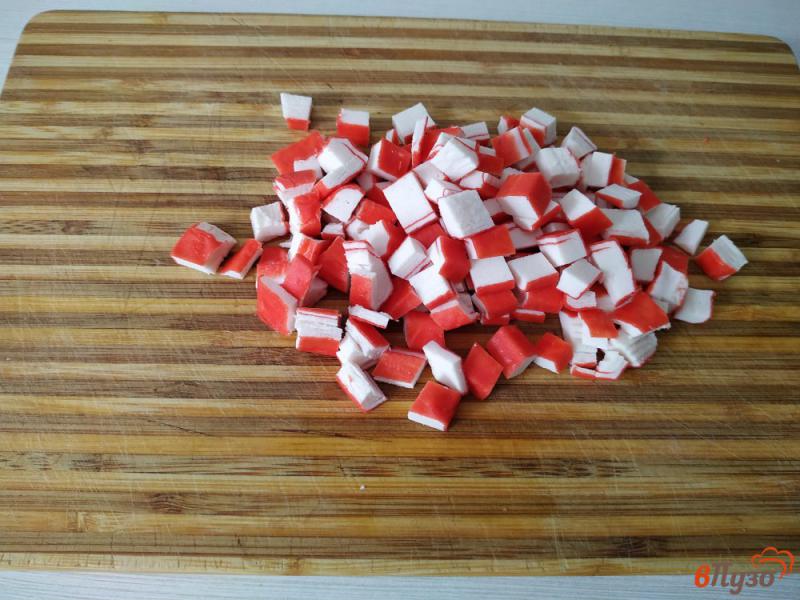 Фото приготовление рецепта: Салат из крабовых палочек с помидорами шаг №2