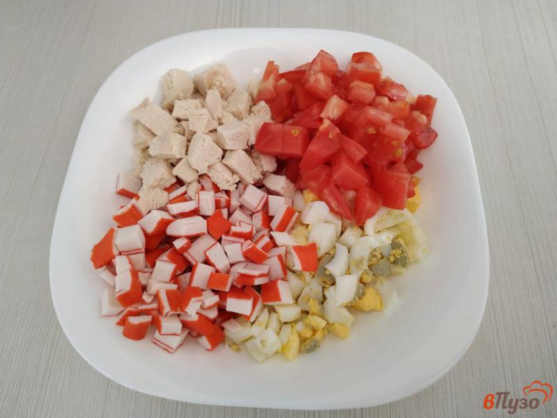 Фото приготовление рецепта: Салат из крабовых палочек с помидорами шаг №5