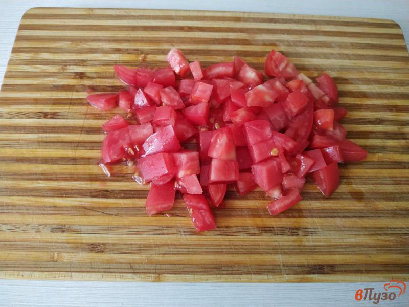 Фото приготовление рецепта: Салат из крабовых палочек с помидорами шаг №4