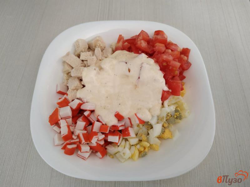 Фото приготовление рецепта: Салат из крабовых палочек с помидорами шаг №6