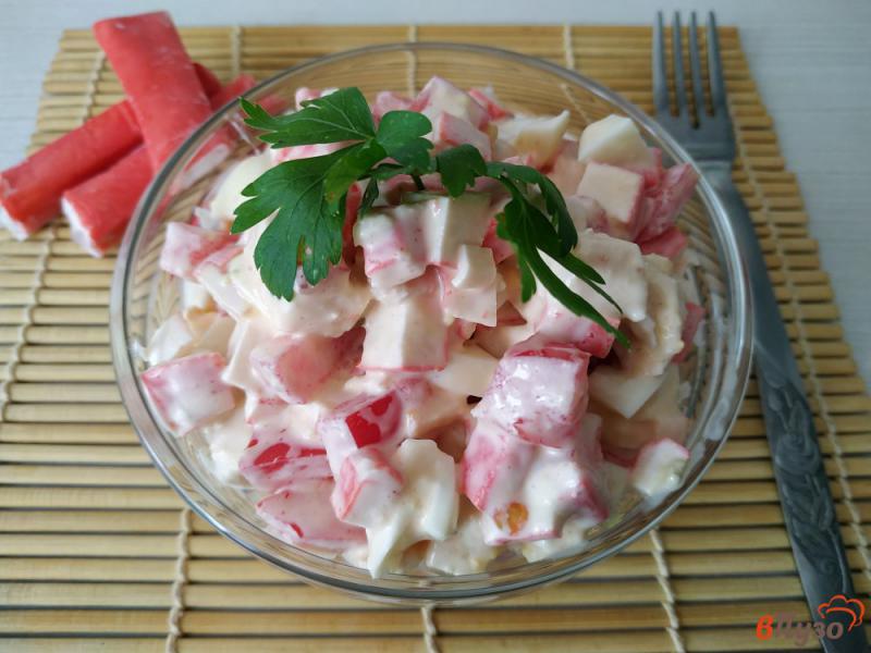 Фото приготовление рецепта: Салат из крабовых палочек с помидорами шаг №7