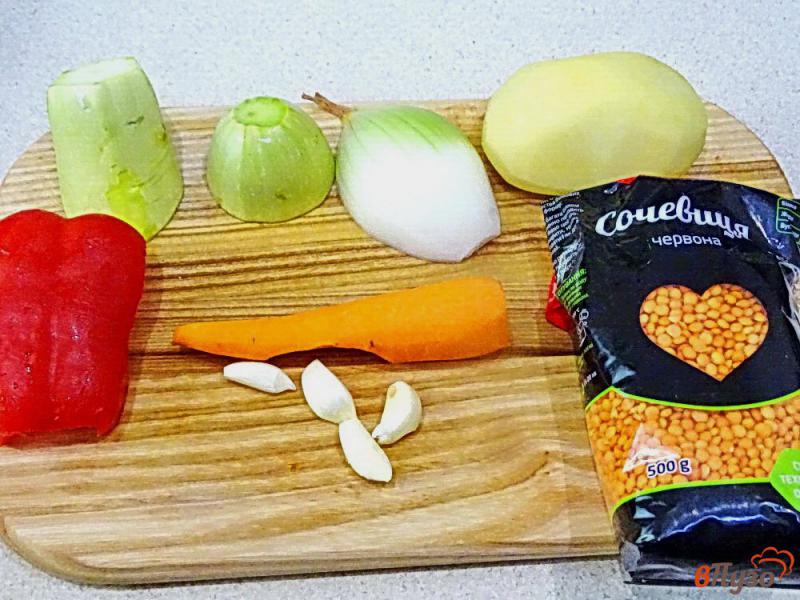 Фото приготовление рецепта: Суп из чечевицы с овощами и грибами шаг №1