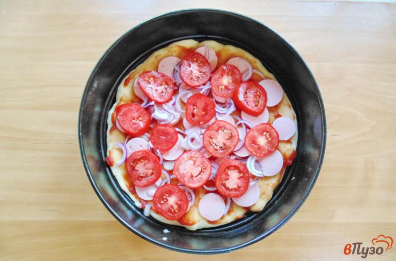 Фото приготовление рецепта: Пицца с сардельками и красным луком шаг №4
