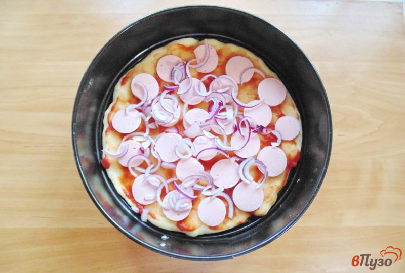 Фото приготовление рецепта: Пицца с сардельками и красным луком шаг №3