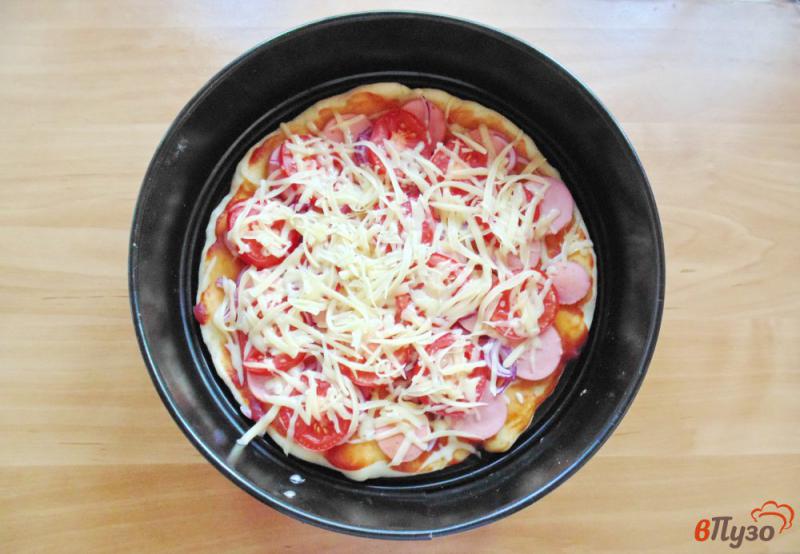 Фото приготовление рецепта: Пицца с сардельками и красным луком шаг №5