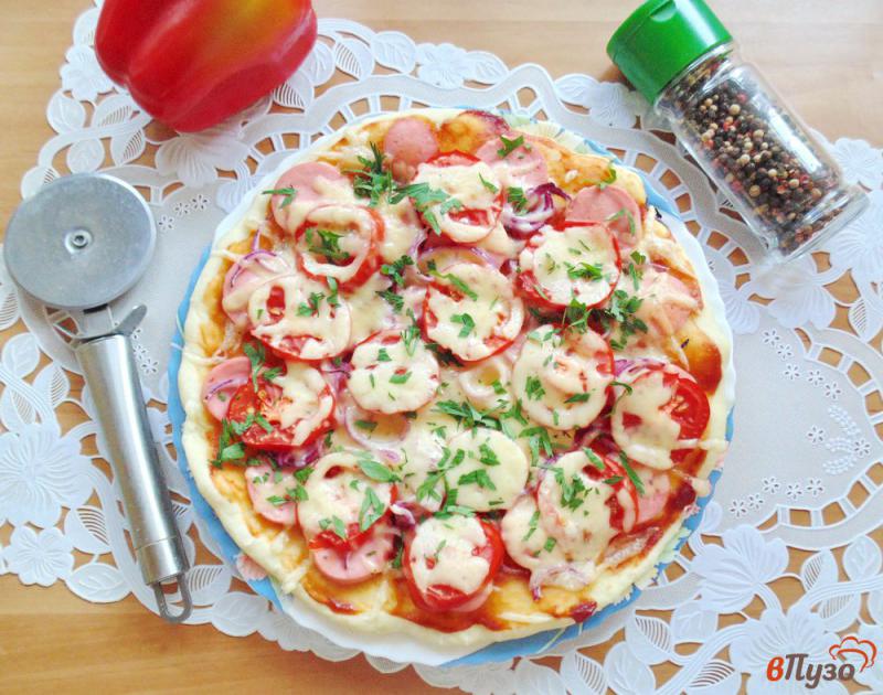 Фото приготовление рецепта: Пицца с сардельками и красным луком шаг №7