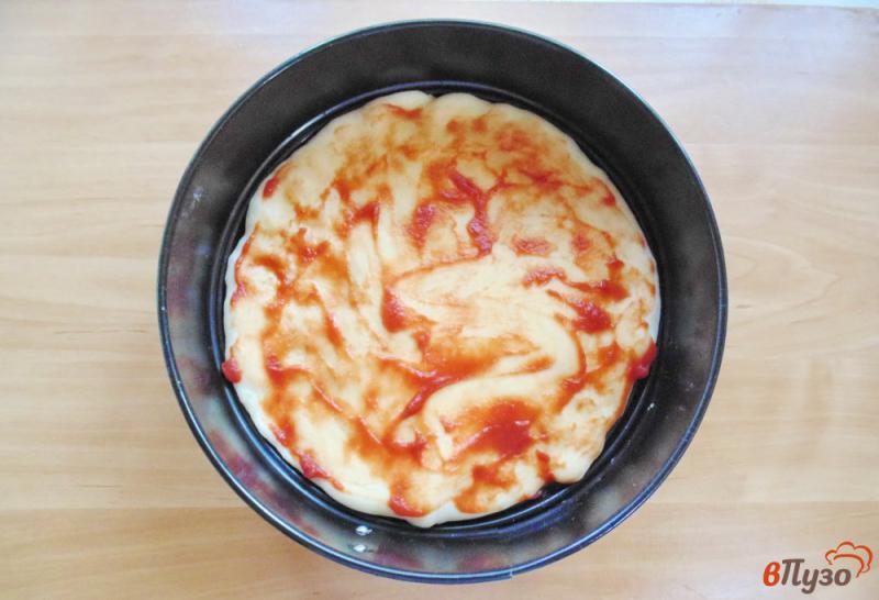Фото приготовление рецепта: Пицца с сардельками и красным луком шаг №2