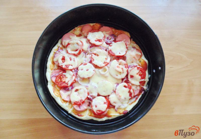 Фото приготовление рецепта: Пицца с сардельками и красным луком шаг №6