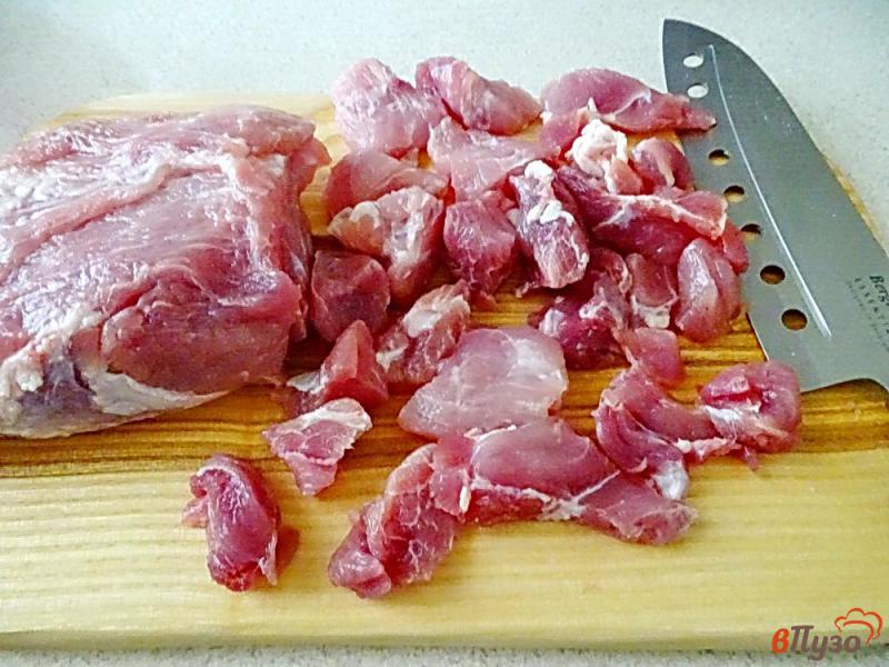 Фото приготовление рецепта: Свинина с баклажанами и кабачками на сковороде шаг №1