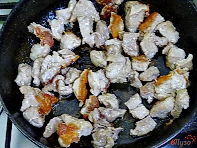 Фото приготовление рецепта: Свинина с баклажанами и кабачками на сковороде шаг №4