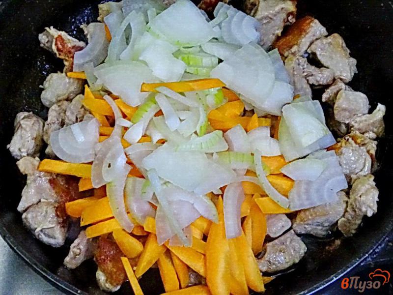 Фото приготовление рецепта: Свинина с баклажанами и кабачками на сковороде шаг №5