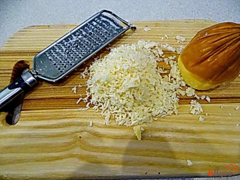 Фото приготовление рецепта: Кабачки с сосисками и колбасным сыром в микроволновке шаг №3