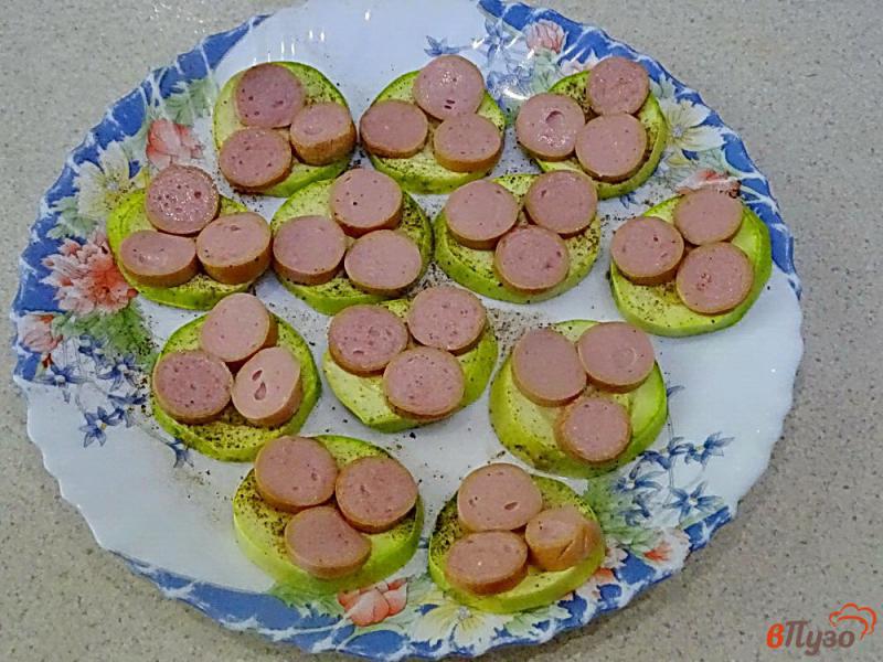 Фото приготовление рецепта: Кабачки с сосисками и колбасным сыром в микроволновке шаг №4