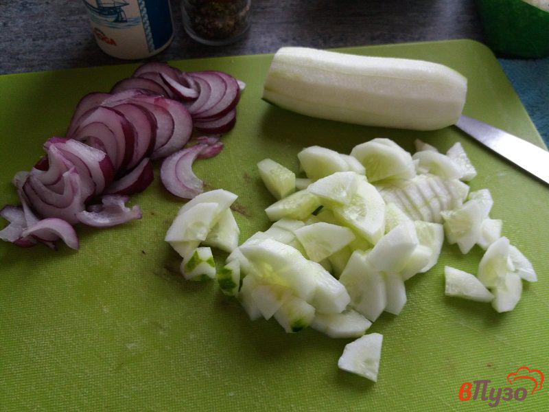 Фото приготовление рецепта: Овощной салат с творогом и оливковым маслом шаг №2