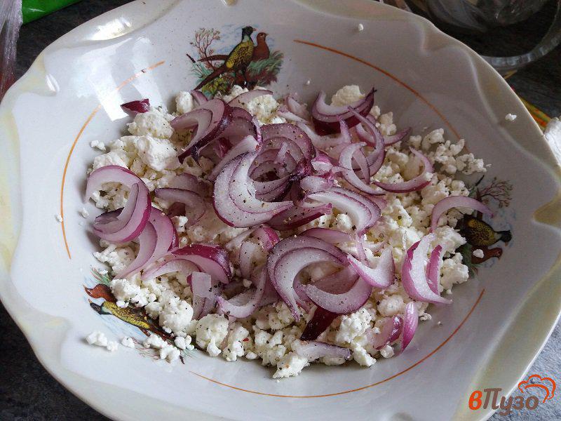 Фото приготовление рецепта: Овощной салат с творогом и оливковым маслом шаг №3