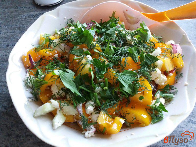 Фото приготовление рецепта: Овощной салат с творогом и оливковым маслом шаг №7