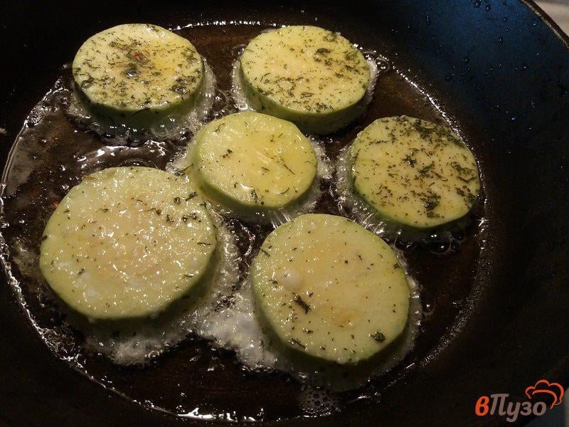 Фото приготовление рецепта: Жареные кабачки в кляре шаг №5