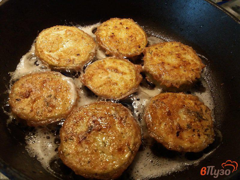 Фото приготовление рецепта: Жареные кабачки в кляре шаг №6