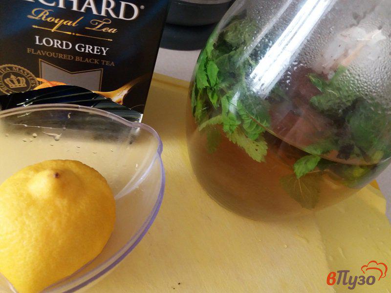 Фото приготовление рецепта: Холодный чай с мятой и лимоном шаг №2