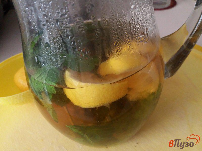 Фото приготовление рецепта: Холодный чай с мятой и лимоном шаг №3