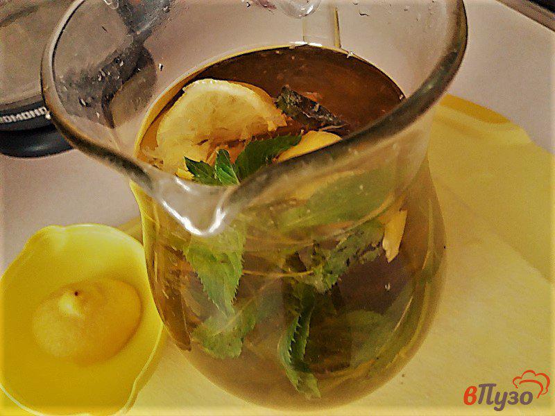 Фото приготовление рецепта: Холодный чай с мятой и лимоном шаг №5