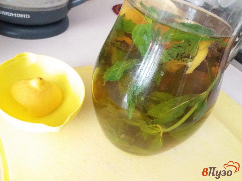 Фото приготовление рецепта: Холодный чай с мятой и лимоном шаг №4