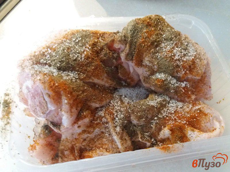 Фото приготовление рецепта: Куриные бедра тушёные с овощами в мультиварке шаг №2
