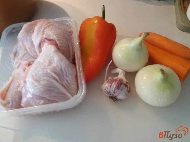 Фото приготовление рецепта: Куриные бедра тушёные с овощами в мультиварке шаг №1