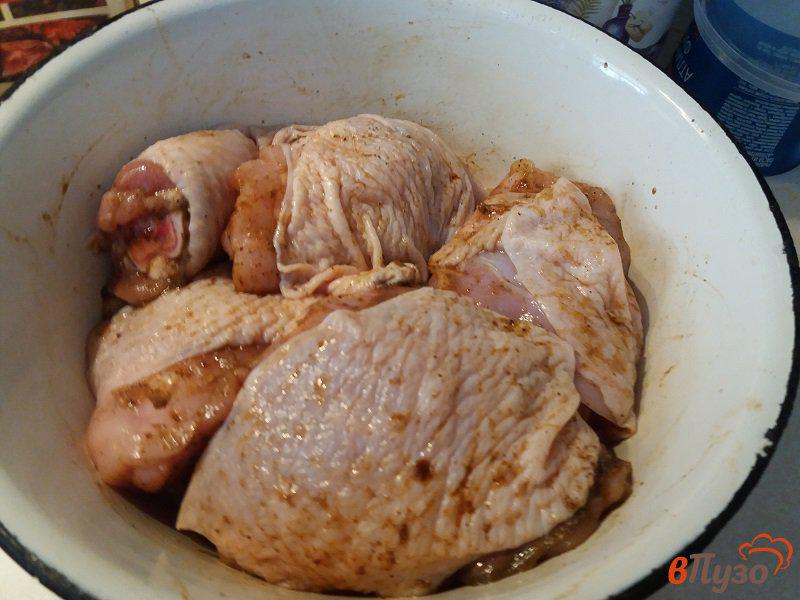 Фото приготовление рецепта: Куриные бедра тушёные с овощами в мультиварке шаг №3