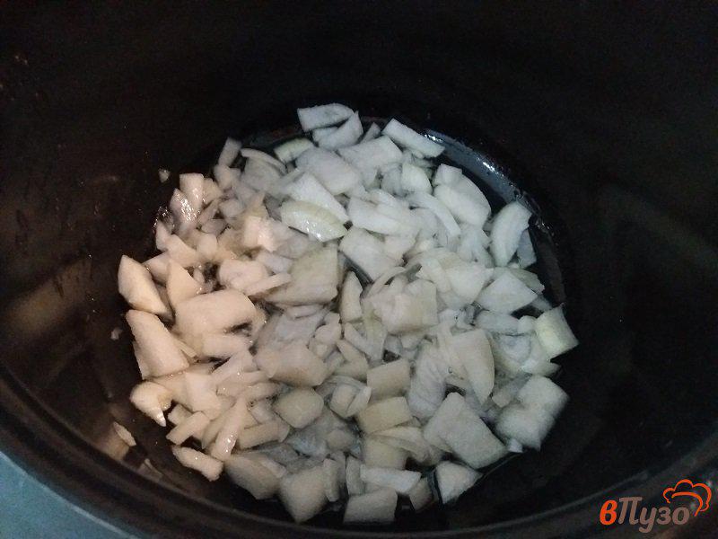 Фото приготовление рецепта: Куриные бедра тушёные с овощами в мультиварке шаг №4
