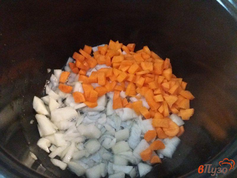 Фото приготовление рецепта: Куриные бедра тушёные с овощами в мультиварке шаг №5