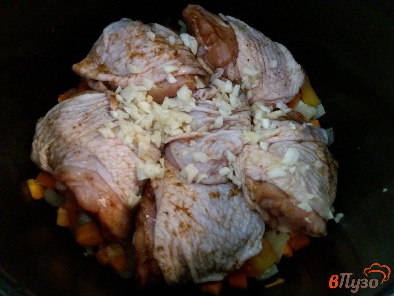 Фото приготовление рецепта: Куриные бедра тушёные с овощами в мультиварке шаг №8