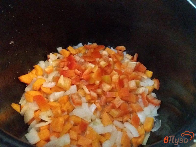 Фото приготовление рецепта: Куриные бедра тушёные с овощами в мультиварке шаг №6