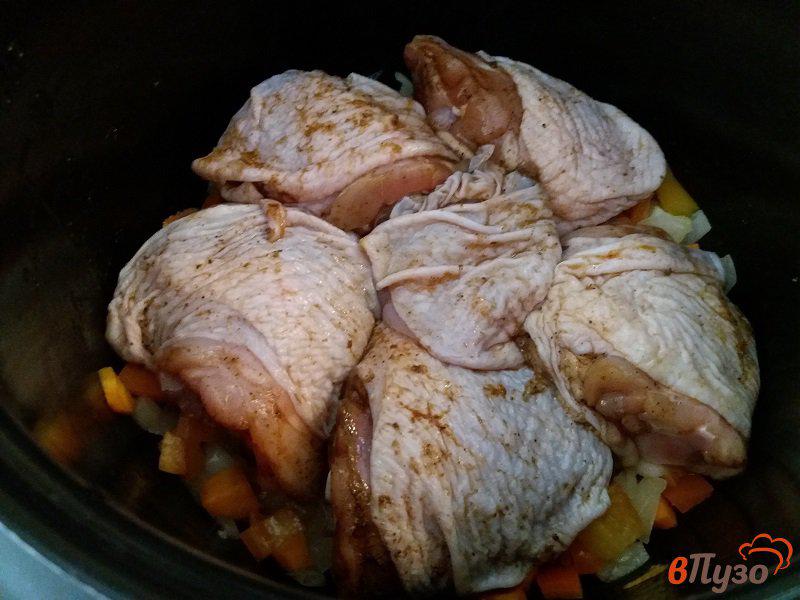 Фото приготовление рецепта: Куриные бедра тушёные с овощами в мультиварке шаг №7