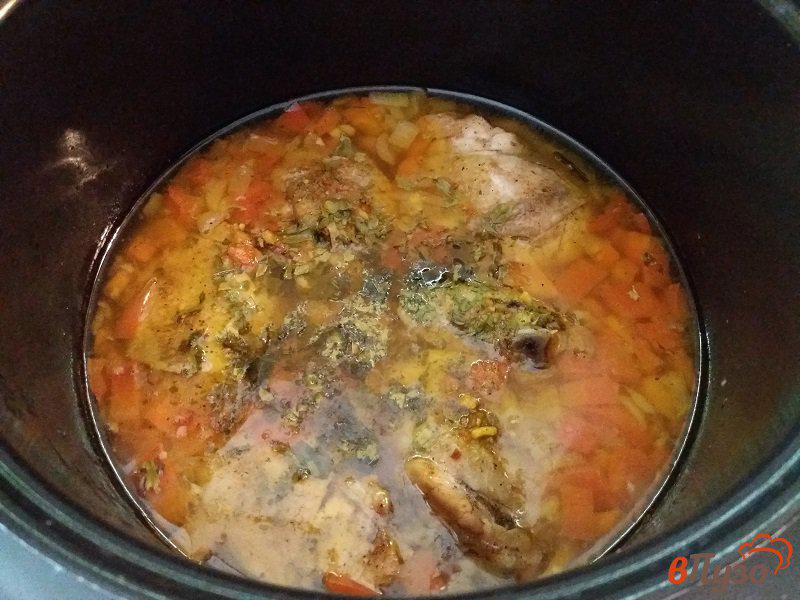 Фото приготовление рецепта: Куриные бедра тушёные с овощами в мультиварке шаг №9
