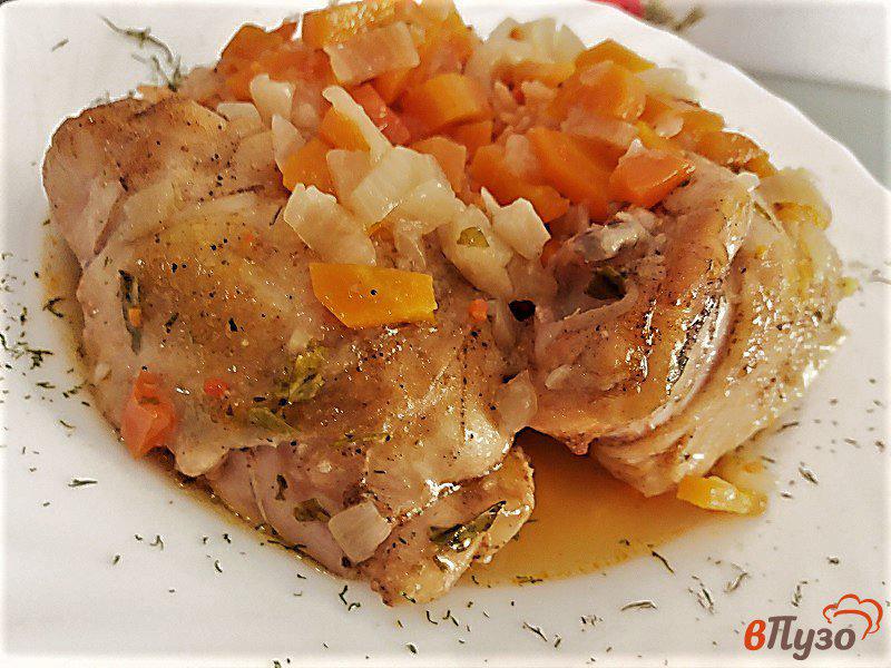 Фото приготовление рецепта: Куриные бедра тушёные с овощами в мультиварке шаг №12