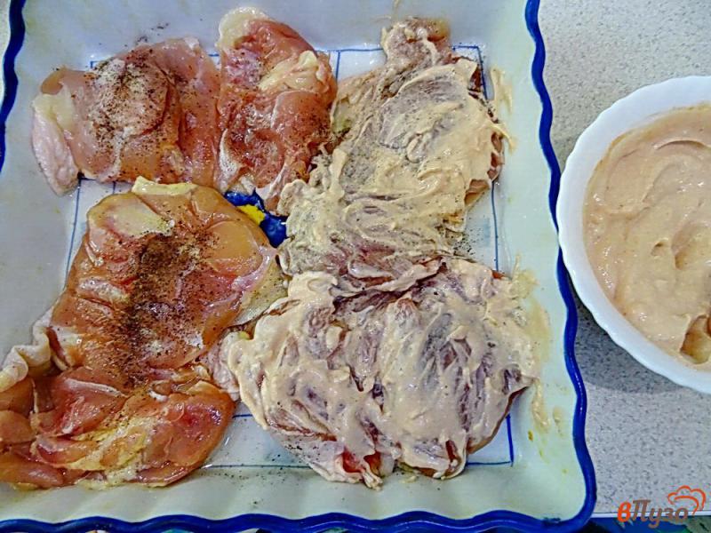 Фото приготовление рецепта: Филе куриных бёдер запеченное в духовке шаг №5