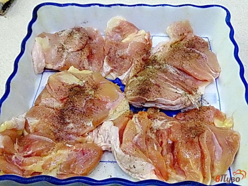 Фото приготовление рецепта: Филе куриных бёдер запеченное в духовке шаг №4