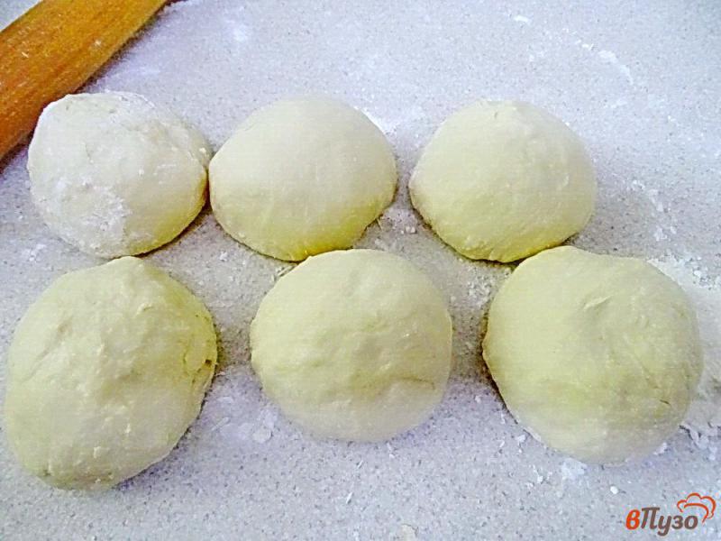Фото приготовление рецепта: Лепёшки с брынзой шаг №4