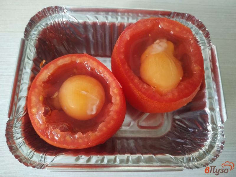 Фото приготовление рецепта: Яичница с сыром в помидоре шаг №4