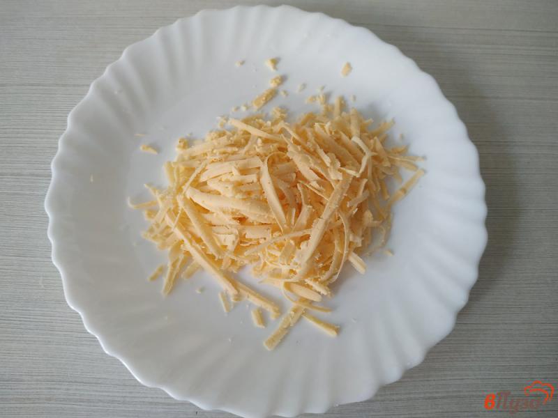 Фото приготовление рецепта: Яичница с сыром в помидоре шаг №6