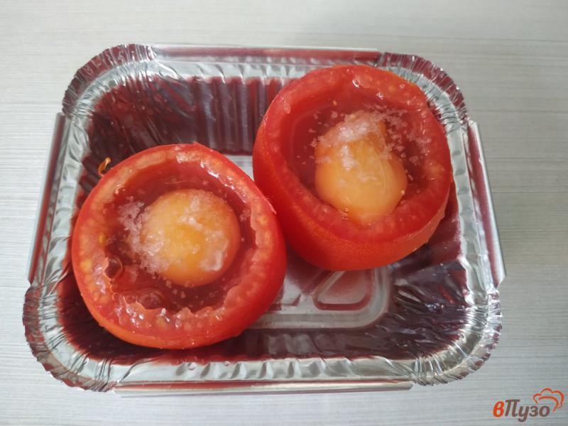 Фото приготовление рецепта: Яичница с сыром в помидоре шаг №5